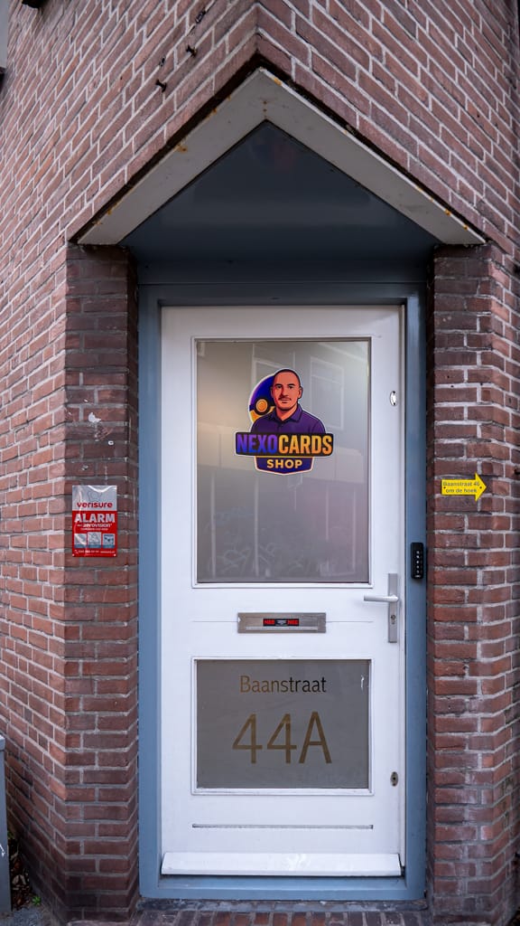 Eigenaar met kaarten